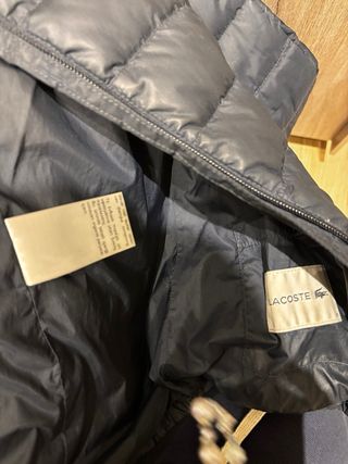Abrigo acolchado azul marino de Lacoste