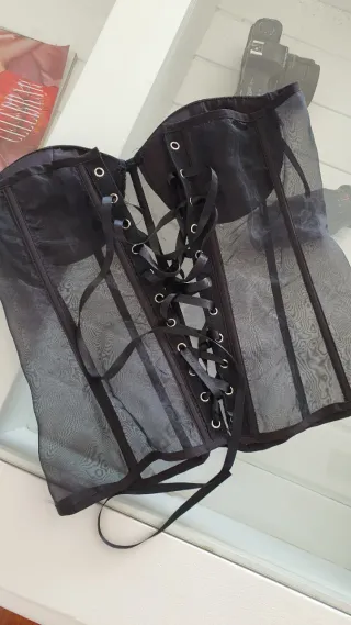 Corsé negro de mujer con cordones