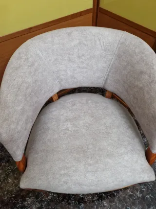 Butaca gris de tela y madera