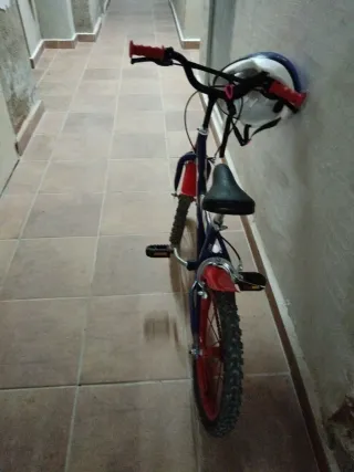 Bicicleta infantil roja y azul