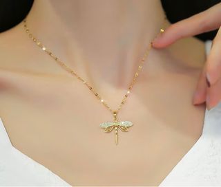 Colgante de acero con libélula