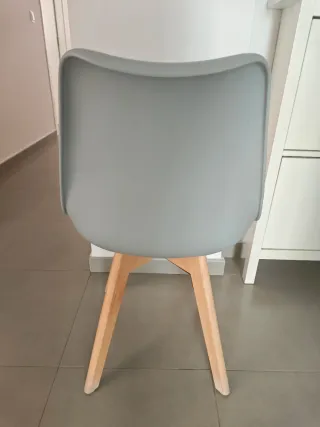Sillas de color gris y madera