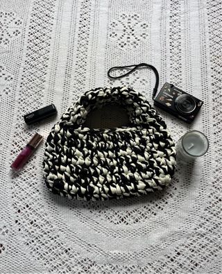 Bolso tejido blanco y negro