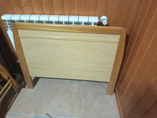 Cabecero de madera color beige y marrón