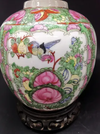 Jarrón antiguo en peana de cerámica de Macau