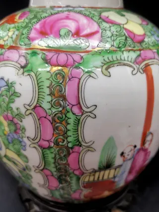 Jarrón antiguo en peana de cerámica de Macau