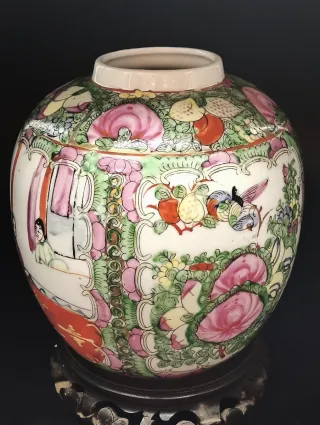 Jarrón antiguo en peana de cerámica de Macau