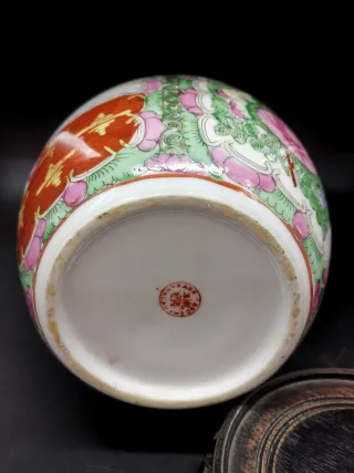 Jarrón antiguo en peana de cerámica de Macau