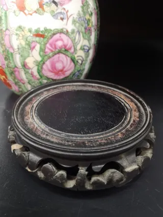 Jarrón antiguo en peana de cerámica de Macau