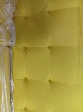 Sofá amarillo de diseño