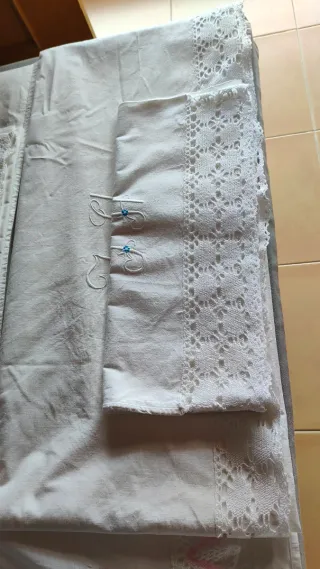 Set di lenzuola in cotone con ricami e pizzi ricamati.