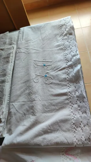 Set di lenzuola in cotone con ricami e pizzi ricamati.