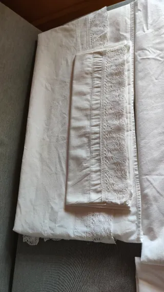 Set di lenzuola in cotone con ricami e pizzi ricamati.