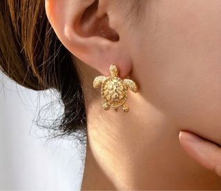 Pendiente de tortuga en acero dorado