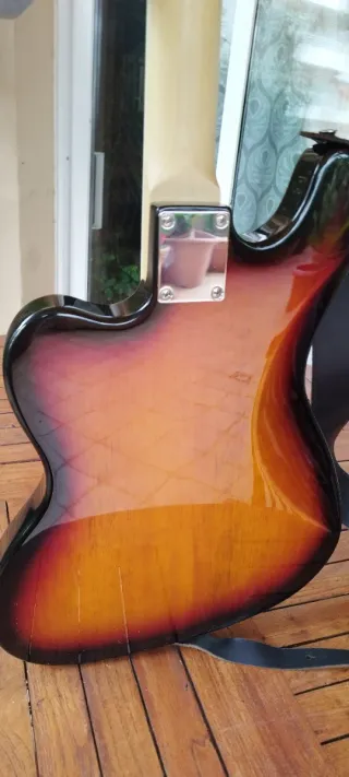 Guitarra-Bajo Harley Benton VS Sunburst