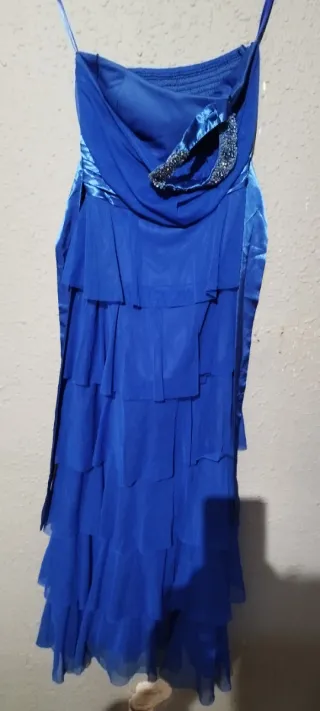 Vestido azul con volantes y pedrería
