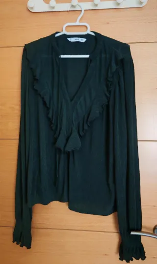 Blusa verde Mango con volantes
