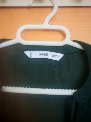 Blusa verde Mango con volantes