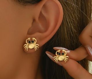 Pendientes de acero con forma de cangrejo