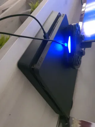 Consola PS4 Slim Negra + Tomb Raider