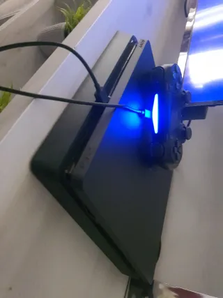 Consola PS4 Slim Negra + Tomb Raider