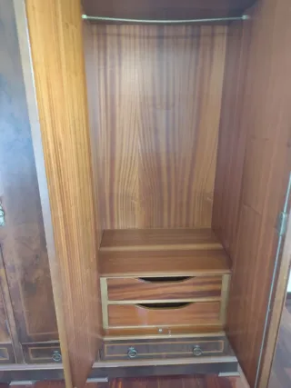 Armario de madera con 3 puertas y cajones