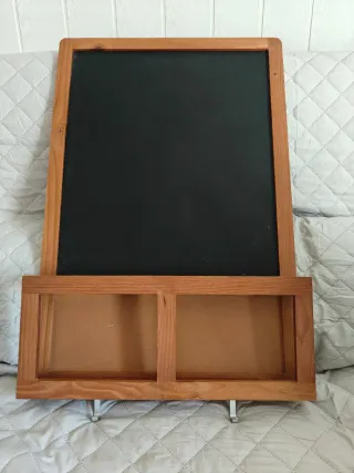 Pizarra de madera con estantes