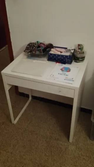 Escritorio blanco y madera