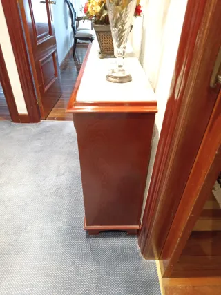 Mueble madera con tope mármol