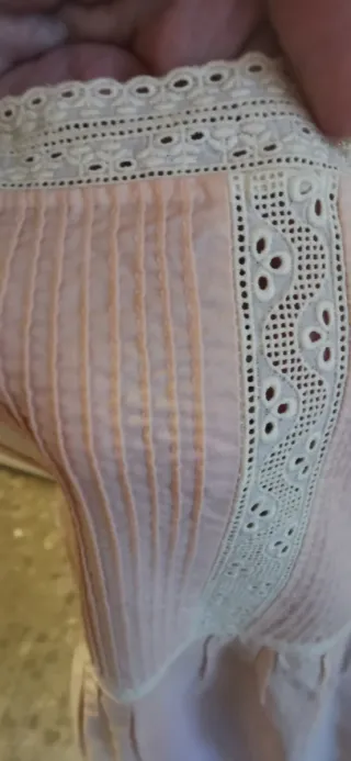 Camisón vintage rosa con encaje blanco.