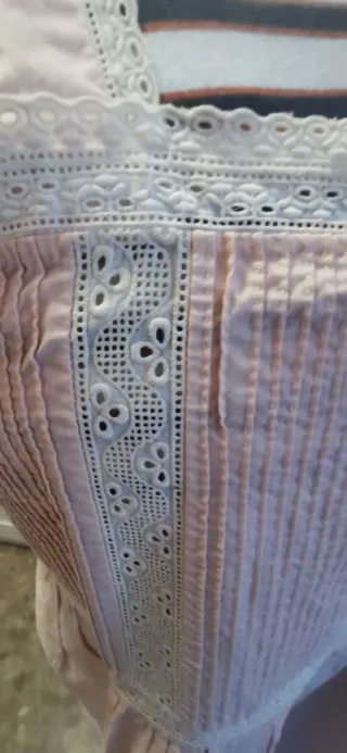 Camisón vintage rosa con encaje blanco.