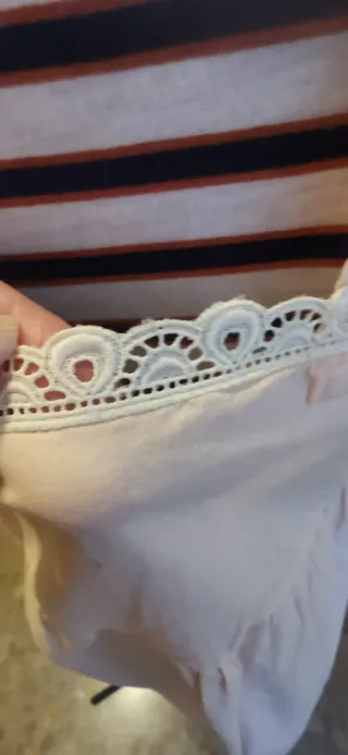 Camisón vintage rosa con encaje blanco.