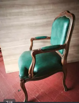 Butaca antigua de despacho de cuero y madera