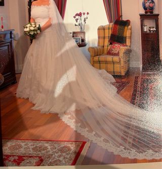 Vestido de Novia Rosa Clará con chaquetilla y velo