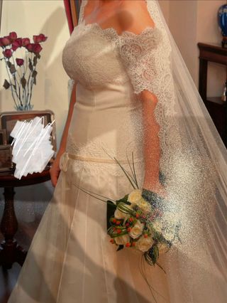 Vestido de Novia Rosa Clará con chaquetilla y velo
