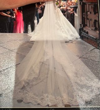 Vestido de Novia Rosa Clará con chaquetilla y velo