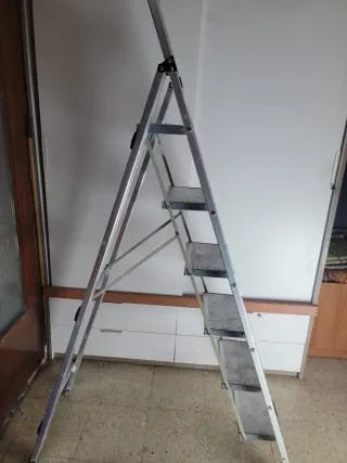 Escalera aluminio 6 peldaños muy anchos y gordos.