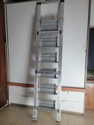 Escalera aluminio 6 peldaños muy anchos y gordos.