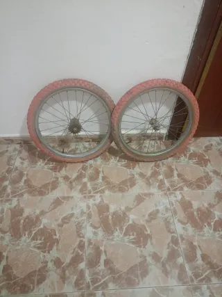 Ruedas BMX con llantas rosas