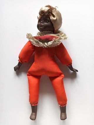 MUÑECA NEGRA DE PORCELANA