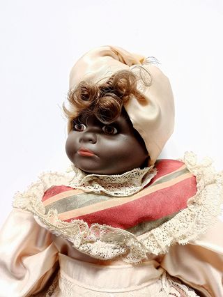 MUÑECA NEGRA DE PORCELANA