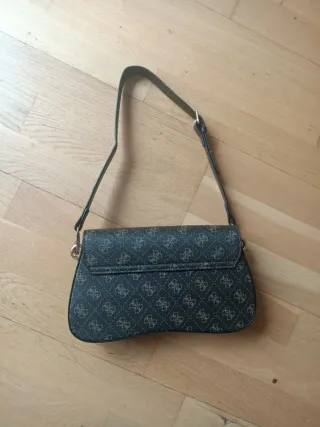 Bolso Guess Monogram Marrón y Beige