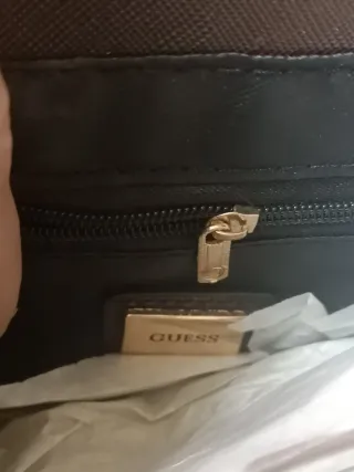 Bolso Guess Monogram Marrón y Beige