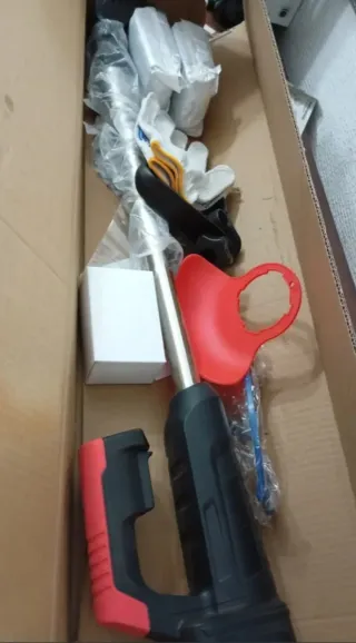 DESBROZADORA INALÁMBRICA RECARGABLE DOS BATERÍAS.