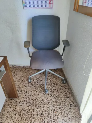 Silla de oficina ergonómica gris