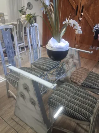 Mesa de cristal y sillas