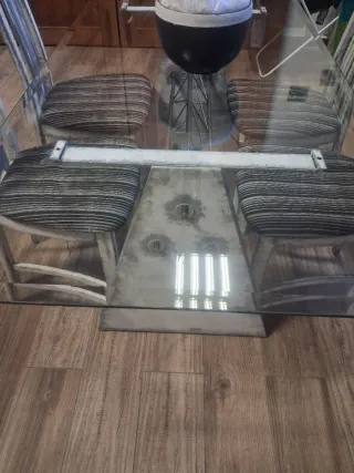 Mesa de cristal y sillas