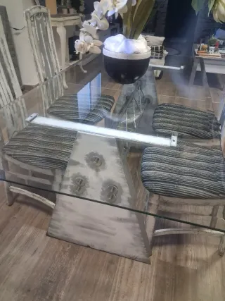 Mesa de cristal y sillas