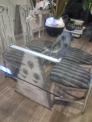 Mesa de cristal y sillas