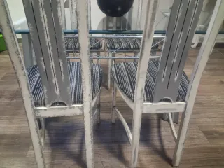 Mesa de cristal y sillas